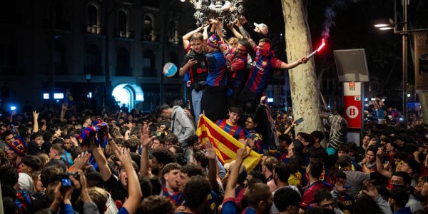 燃爆！巴萨女足欧冠决战夜，万名球迷“攻占”里斯本，只为那抹红蓝！