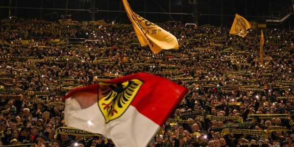 暴风雪下的德甲：汉堡与勒沃库森比赛推迟及其影响