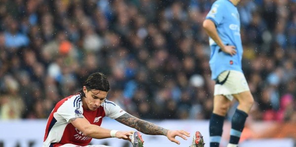 英超回顾：有毒啊！国际比赛日又伤核心，萨卡伤退牵动全局，枪手夺冠又难了